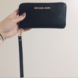 MICHAEL KORS Wristlet